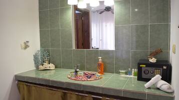 Deluxe-Doppelzimmer, 1 King-Bett, Nichtraucher, eingeschränkter Meerblick | Badezimmer | Dusche, kostenlose Toilettenartikel, Handtücher