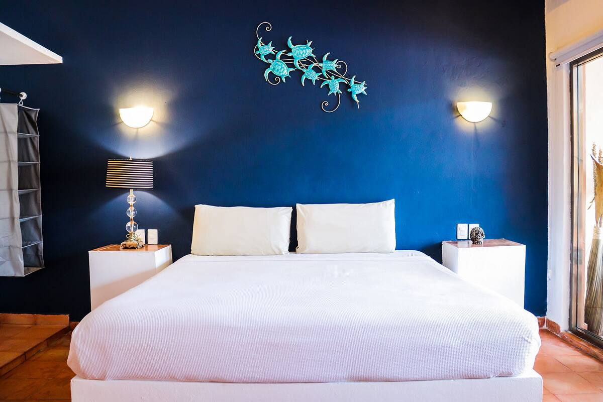 Deluxe Double Room, Non Smoking, Pool Side | Tallelokero huoneessa, ilmainen Wi-Fi, vuodevaatteet