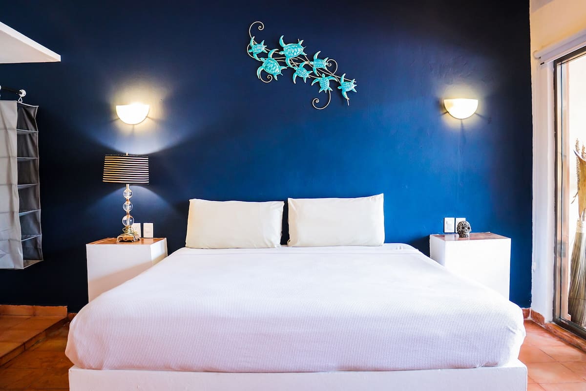 Deluxe Double Room, Non Smoking, Pool Side | Een kluis op de kamer, gratis wifi, beddengoed