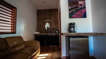 Habitació doble Deluxe, 1 llit de matrimoni gran, no fumadors, vistes a la piscina | Caixa forta a l'habitació, wifi gratuïta i roba de llit