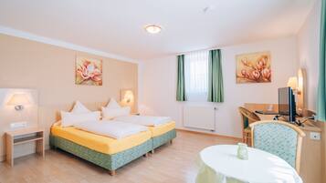 基本雙人房 | 1 間臥室、低過敏寢具、迷你吧、書桌