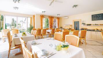 Free daily buffet breakfast