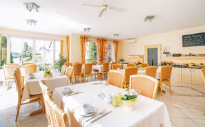 بوفيه فطور مجانًا يوميًا