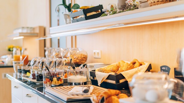 A breakfast buffet with various food items and beverages. - Hotel Abenstal (Au in der Hallertau)