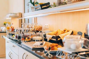 A breakfast buffet with various food items and beverages. - Hotel Abenstal (Au in der Hallertau)