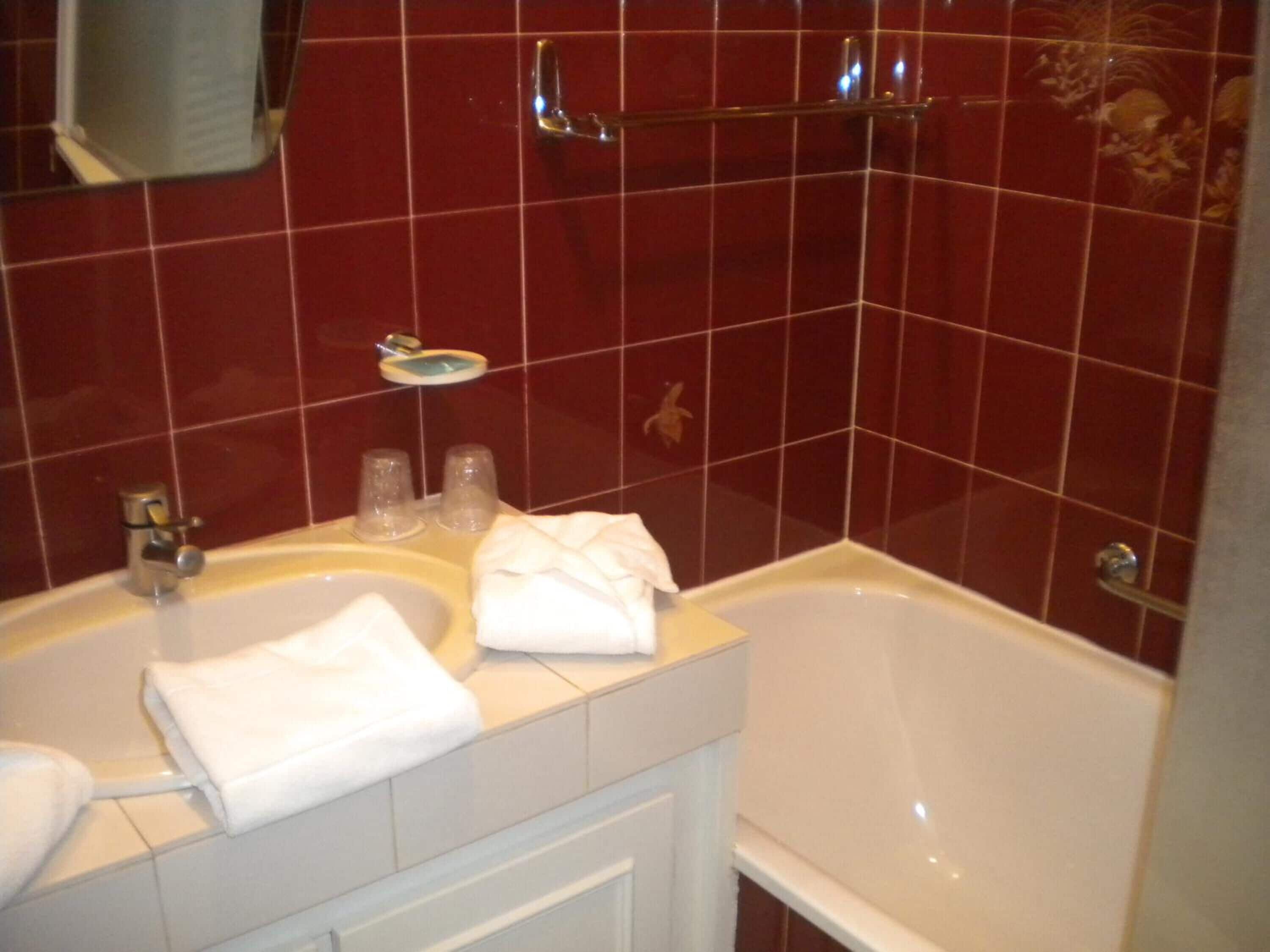 combined shower/bathtub, free toiletries, hair dryer, towels