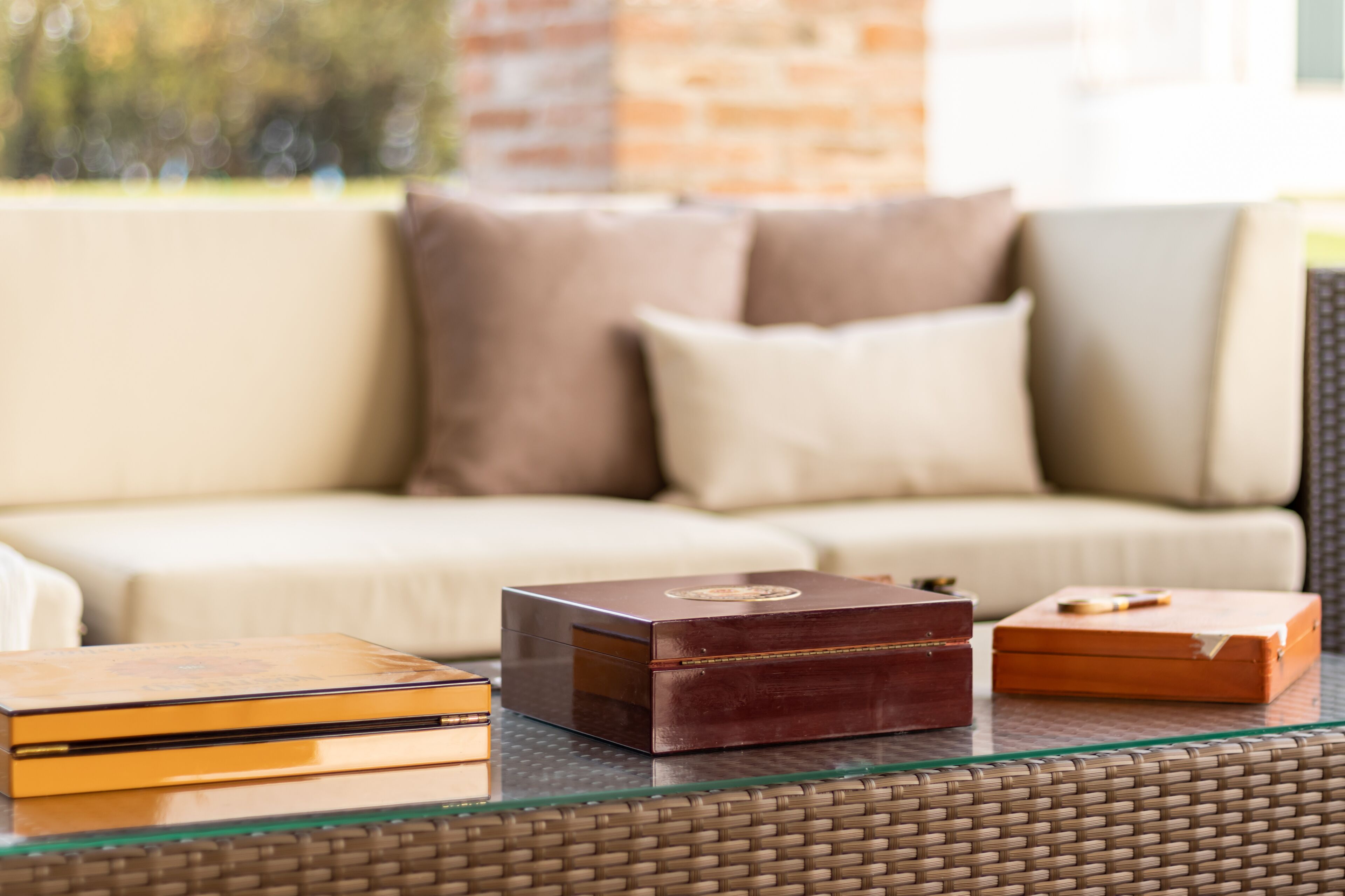 Ein Tisch mit Glasplatte und drei Vintage-Boxen.