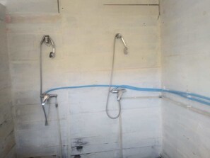 Basic-Ferienhütte | Dusche im Bad