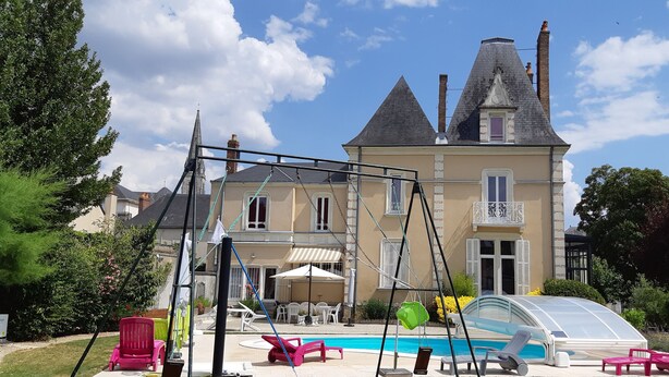 A large house with a swimming pool, a swing set, and a greenhouse. - Chambres d'Hôtes Les Clefs du Bonheur (Chateau-Gontier)