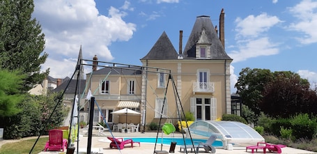 Children’s play area – outdoor. Chambres d'Hôtes Les Clefs du Bonheur