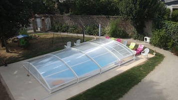 Piscine extérieure (ouverte en saison), parasols de plage