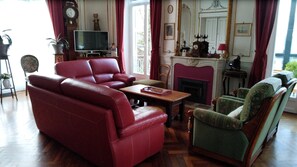 Lobby sitting area - Chambres d'Hôtes Les Clefs du Bonheur (Chateau-Gontier)