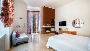 SUITE KING con Balcone- VICO AFF. ((Vico Forno Vecchio 7, 2°P) | 1 bedroom, premium bedding, down duvets, memory-foam beds