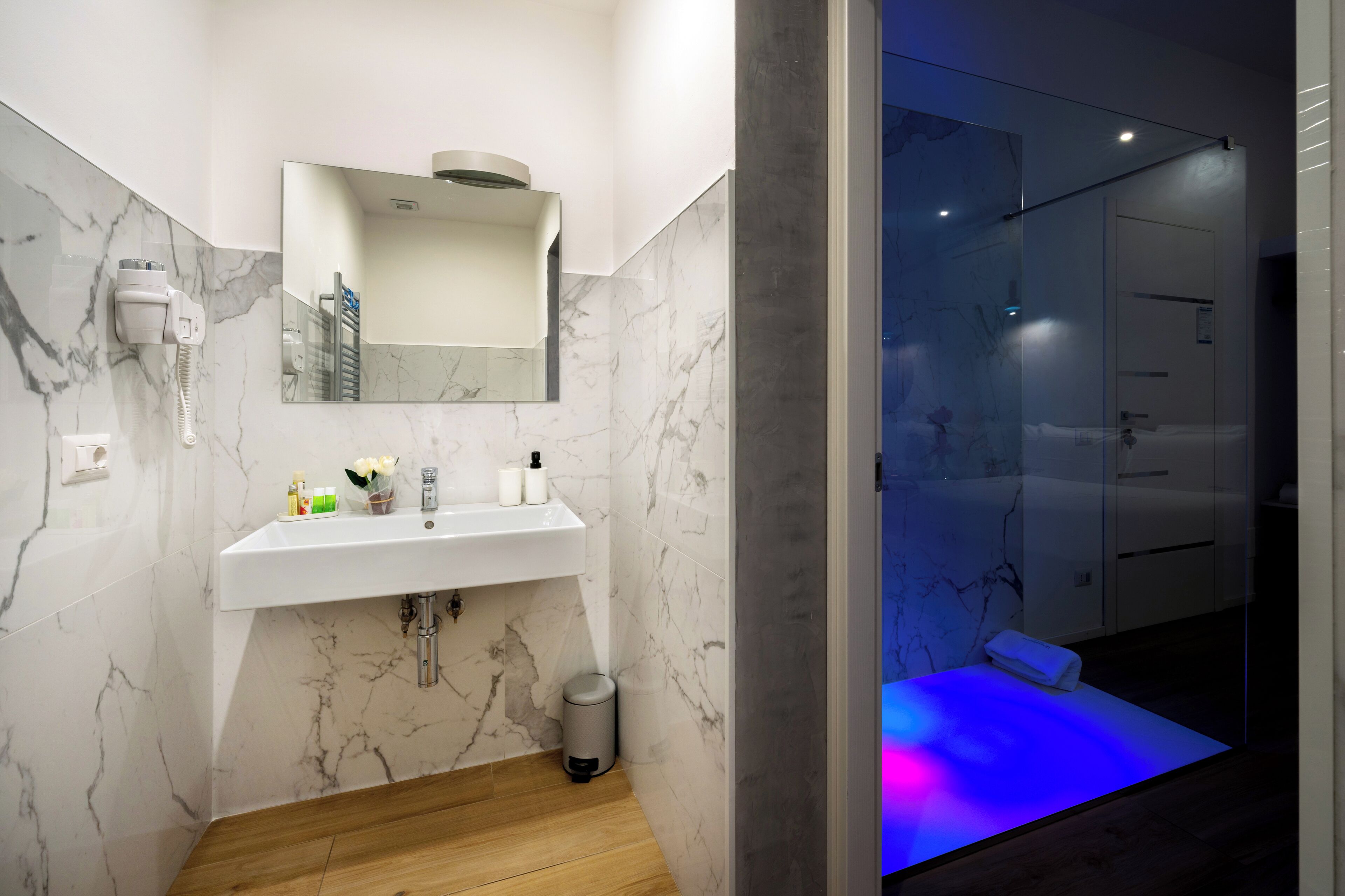 Camera Queen con Balcone - FESTA  AFF. (Via  L.Festa campanile, 16 1° P) | Bathroom | Shower, rainfall showerhead, hair dryer, bidet