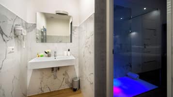 Camera Queen con Balcone - FESTA AFF. (Via L.Festa campanile, 16 1° P) | Bathroom | Shower, rainfall showerhead, hair dryer, bidet