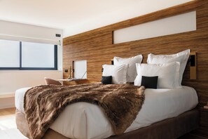 Superior kamer (vue Panoramique) | Luxe beddengoed, een minibar, een kluis op de kamer, een bureau