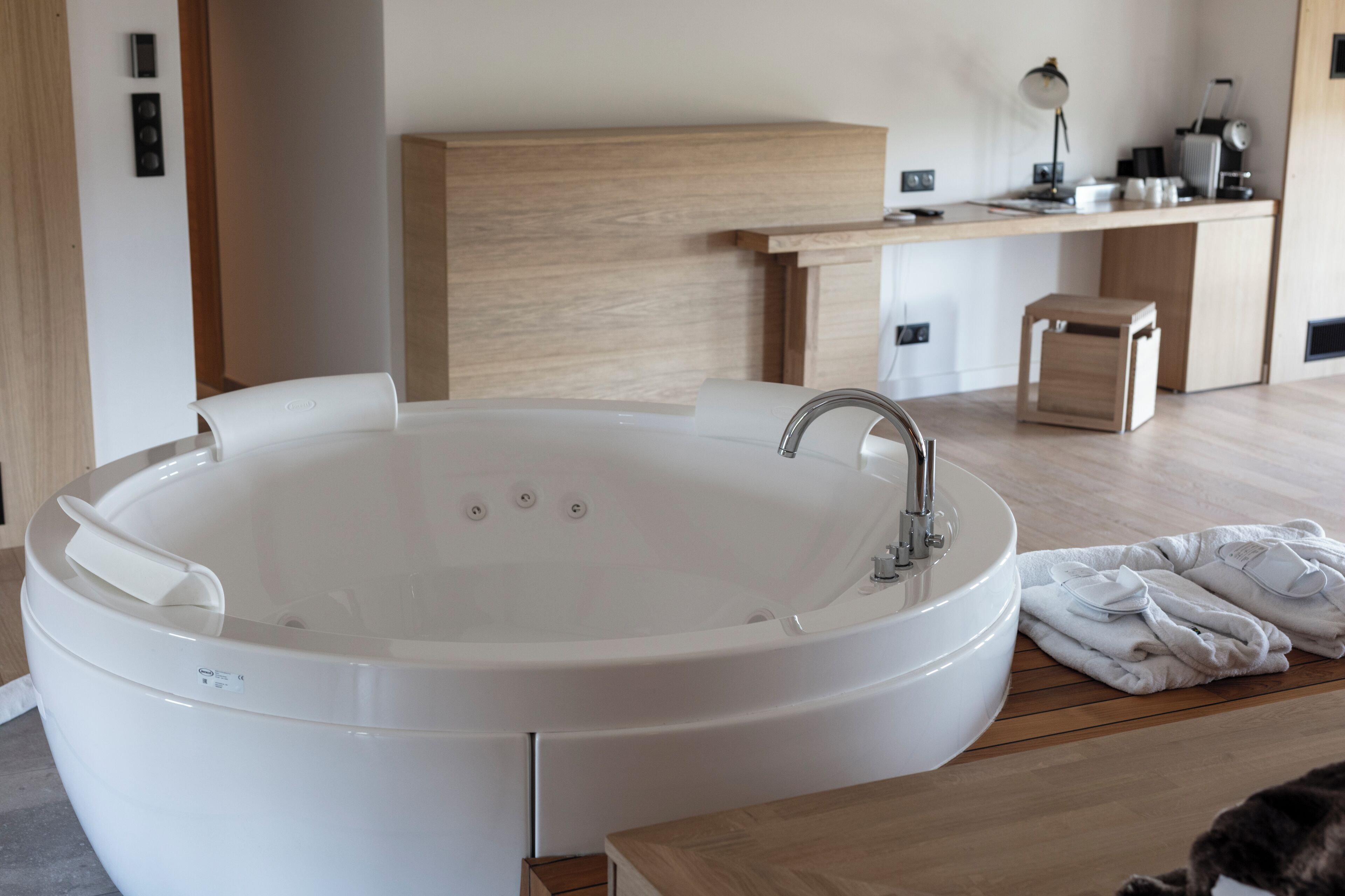 suite deluxe, vue panoramique et baignoire spa (saphir) | jetted bathtub