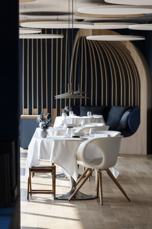 2 restaurants; ze serveren er ontbijt, lunch en diner 