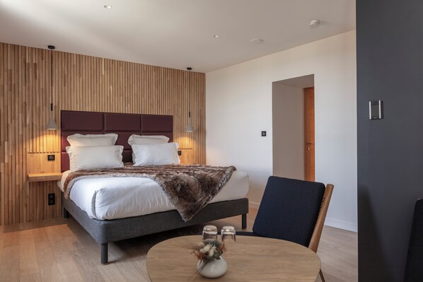 Suite de charme 1er étage, vue panoramique (Houppier) | Premium bedding, minibar, in-room safe, desk -  Hôtel & Restaurant Origines par Adrien Descouls - Teritoria (Le Broc)