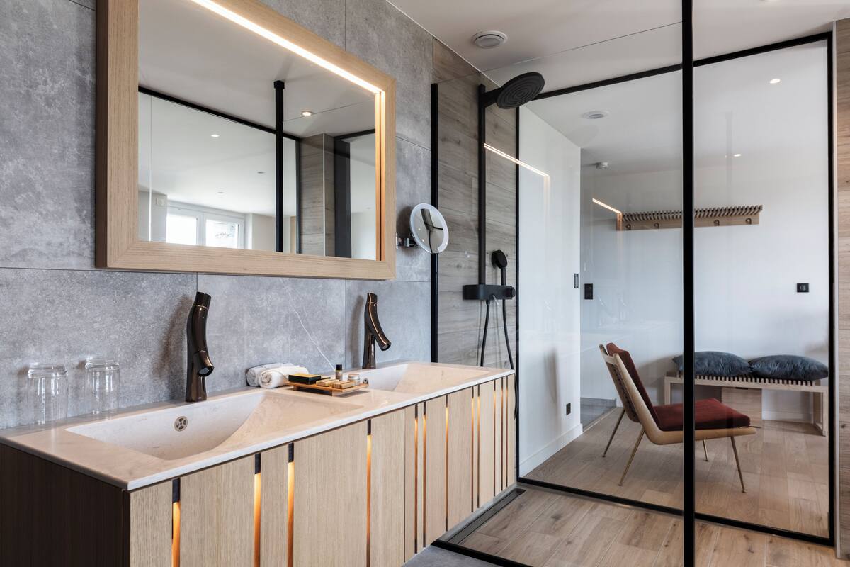 suite de charme, vue panoramique et cheminee a l ethanol (gentiane / giroflee) | bathroom | shower, designer toiletries, hair dryer, bathrobes