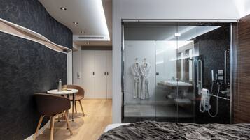 Superior-rum - tillgänglighetsanpassat för personer med begränsad rörlighet - terrass (Courtine) | Sängtillbehör av högsta kvalitet och minibar