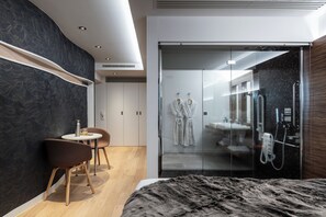 Rom – superior, tilpasset bevegelseshemmede, terrasse (Courtine) | Sengetøy av topp kvalitet, minibar, safe på rommet og skrivebord