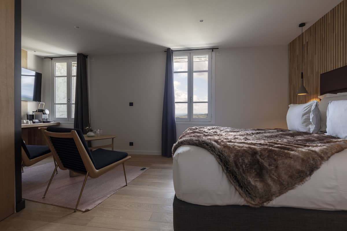 Suite de charme 1er étage, vue panoramique (Houppier) | 高档床上用品、迷你吧、客房内保险箱、办公桌