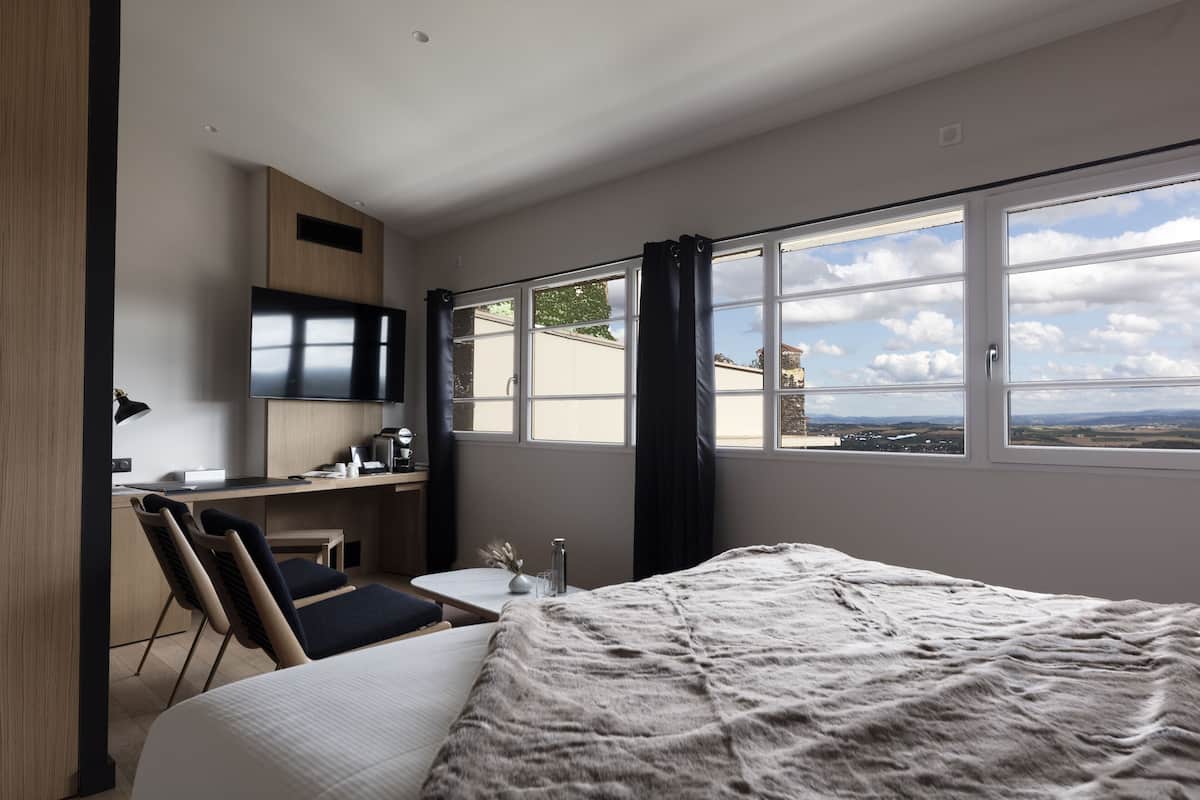 Suite de charme 2ème étage, vue panoramique (Nugère) | 高档床上用品、迷你吧、客房内保险箱、办公桌