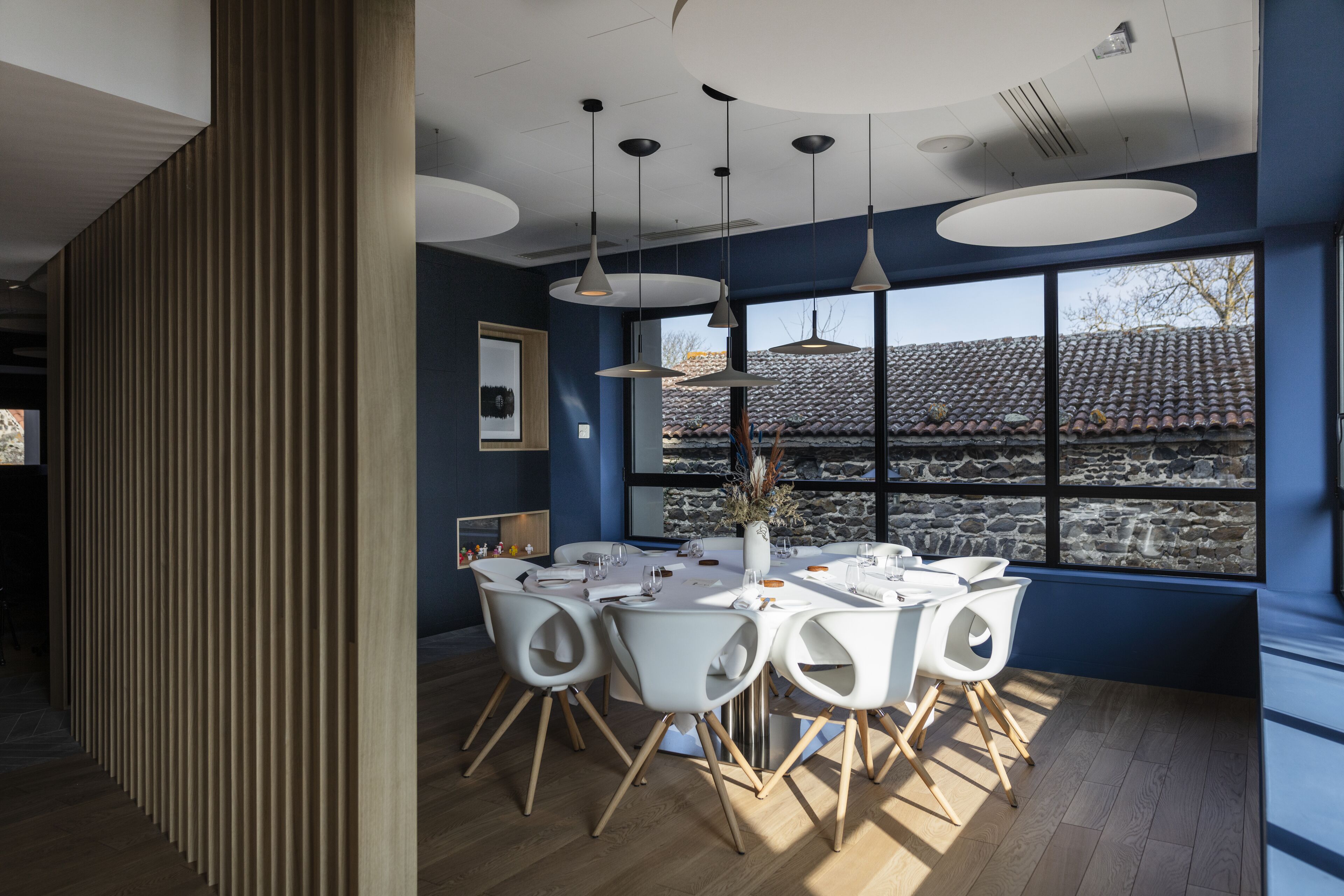 2 restaurants, breakfast, lunch, dinner served; french cuisine