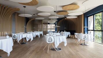 Här finns 2 restauranger som serverar frukost.