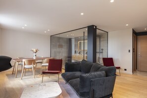 Suite de charme, vue panoramique et cheminee a l ethanol (Gentiane / Giroflee) | Opholdsområde | 49-centimeters fladskærms-tv med satellitkanaler, tv, gulvvarme