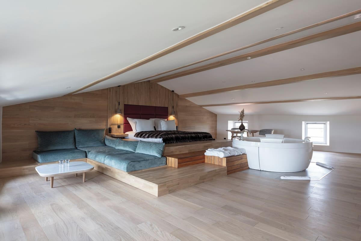 Suite deluxe, vue panoramique et baignoire spa (Saphir) | 高档床上用品、迷你吧、 客房内保险箱、办公桌