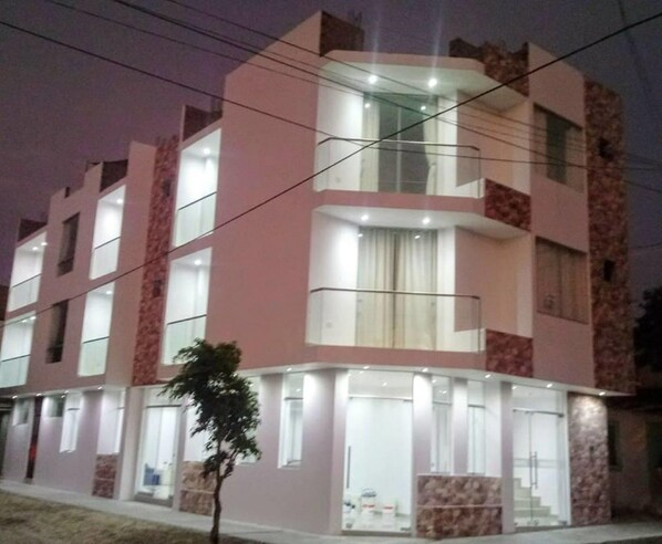 Front of property - evening/night - Hotel Inkayacu (Paracas)