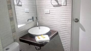 Shower, free toiletries, towels