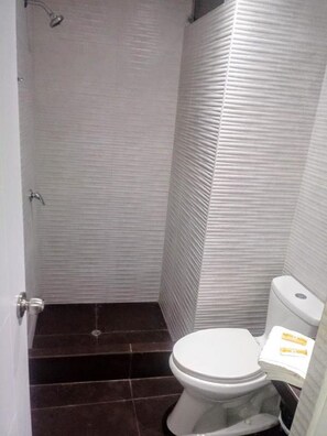 Shower, free toiletries, towels - Hotel Inkayacu (Paracas)
