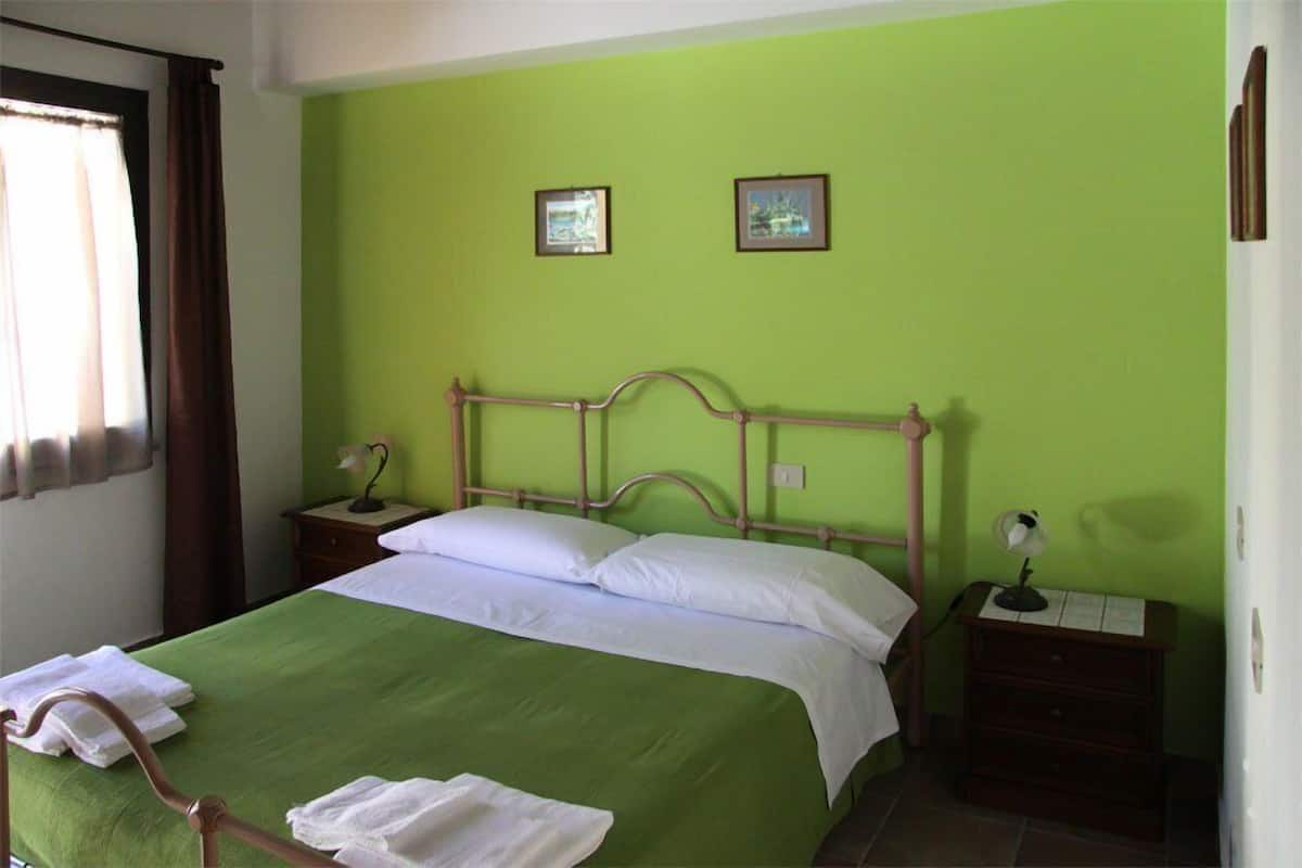 Double Room, 1 Queen Bed, Non Smoking | Cribs/infant beds, free WiFi, bed sheets