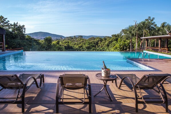 Piscine extérieure, chaises longues