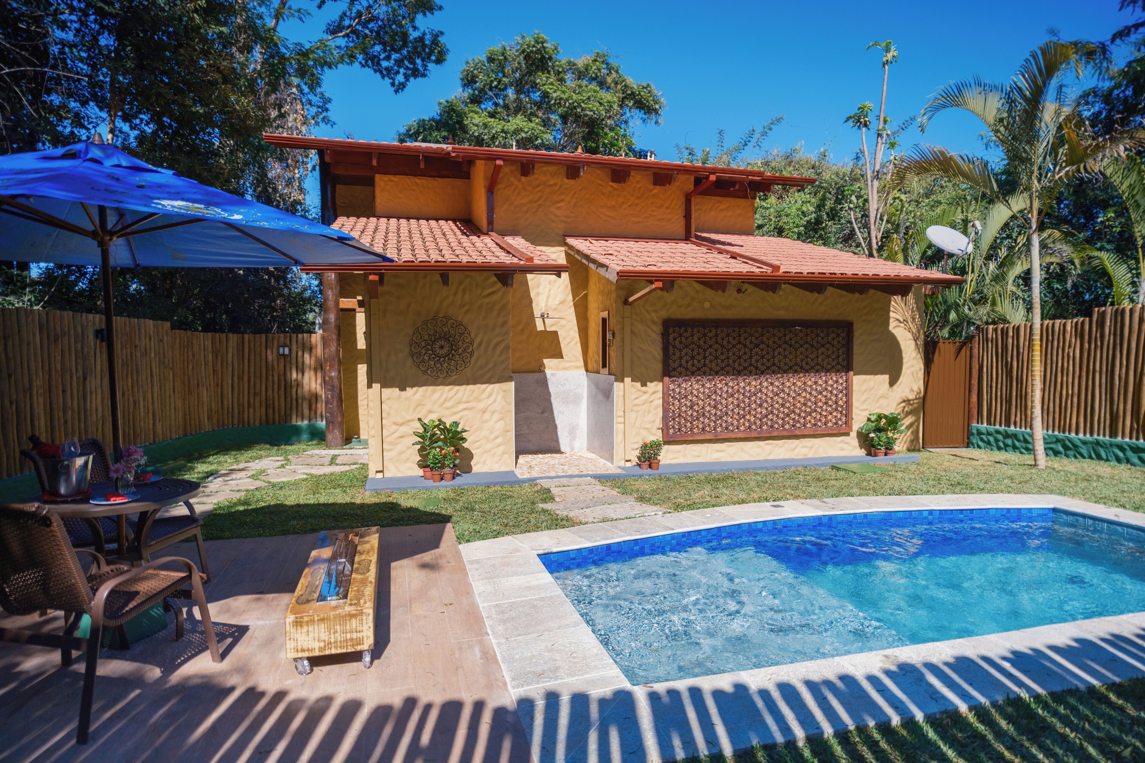 Bangalô Varanda do Conde | Indoor pool | Outdoor pool, pool loungers