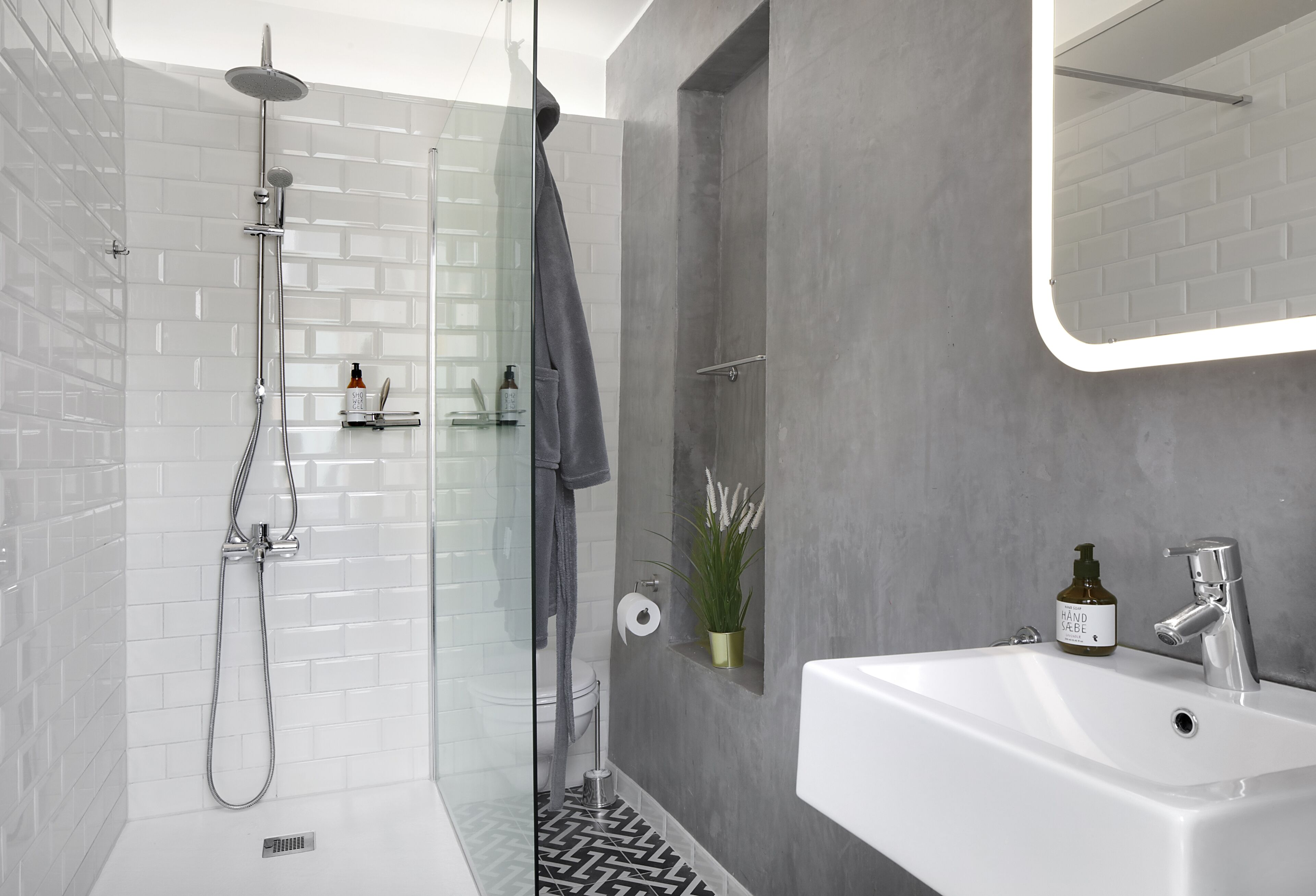 Deluxe Double Room (1) | Bathroom | Free toiletries, hair dryer, towels