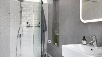 Deluxe Double Room (1) | Bathroom | Free toiletries, hair dryer, towels