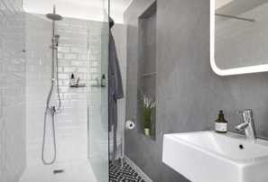 Deluxe Double Room (1) | Bathroom | Free toiletries, hair dryer, towels - Alphabed (Ghent)