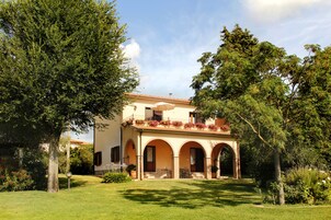 Habitación básica doble, vistas al patio | Escritorio, wifi gratis, ropa de cama