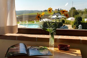 Escritorio, wifi gratis y ropa de cama 