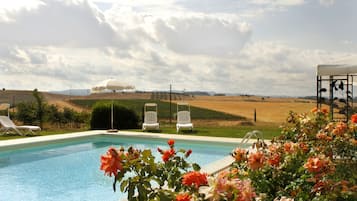 Piscina stagionale all'aperto, ombrelloni da piscina, lettini