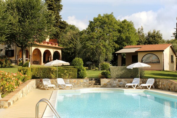 Piscine extérieure (ouverte en saison), parasols de plage