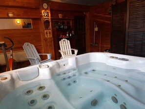 Indoor spa tub