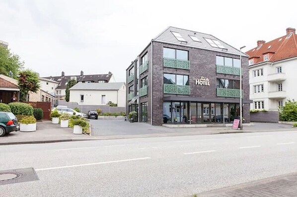 A modern hotel with a flat roof, large windows, and a sign that reads "HOTEL". - Heldts Apartment-Hotel (Eckernfoerde)