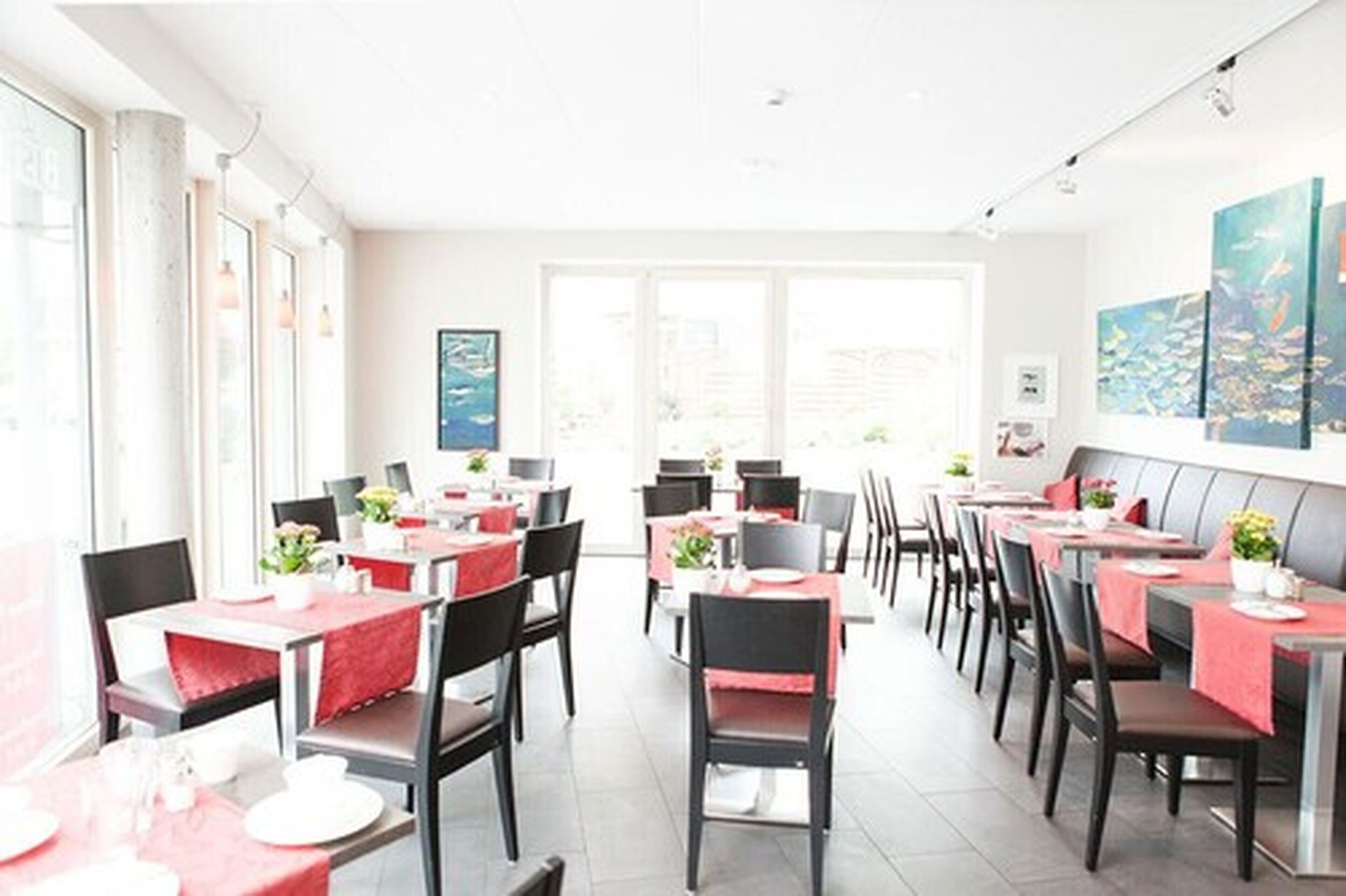 Tägliches Frühstücksbuffet (14 EUR pro Person)