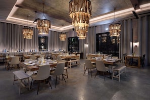 4 restaurants, breakfast, lunch, dinner served; Italian cuisine
