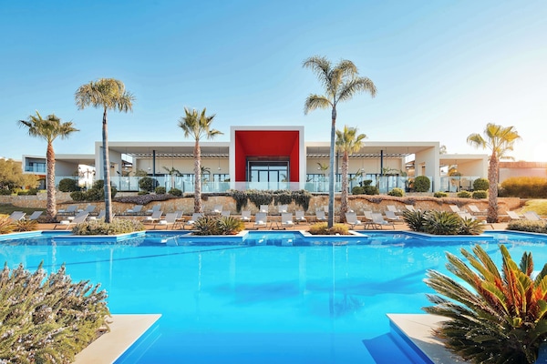 Kolam renang indoor dan 6 kolam renang outdoor, dengan kursi berjemur